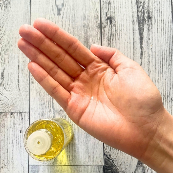 ヘアオイルを掌に取った写真