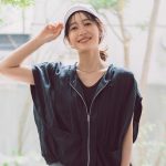 ジレブルゾンとグレーワイドパンツのカジュアルコーデ