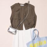白ワンピース×カーキジレのカジュアルコーデ
