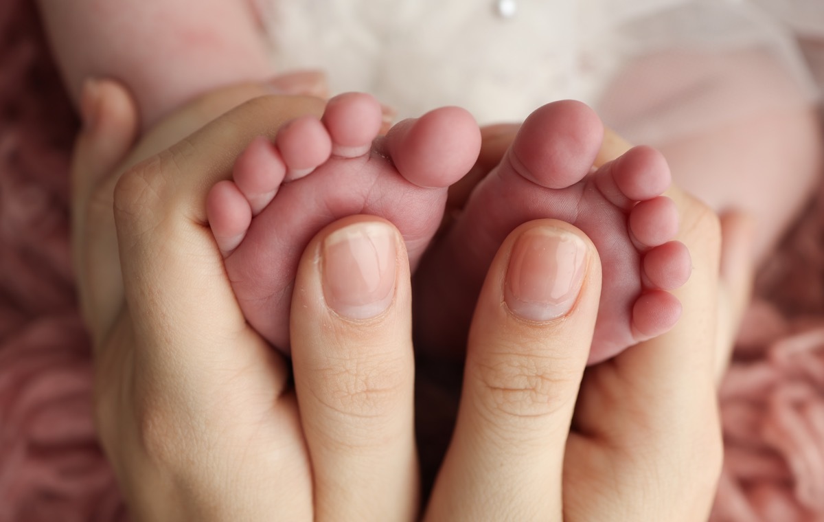 子どもへの足マッサージ