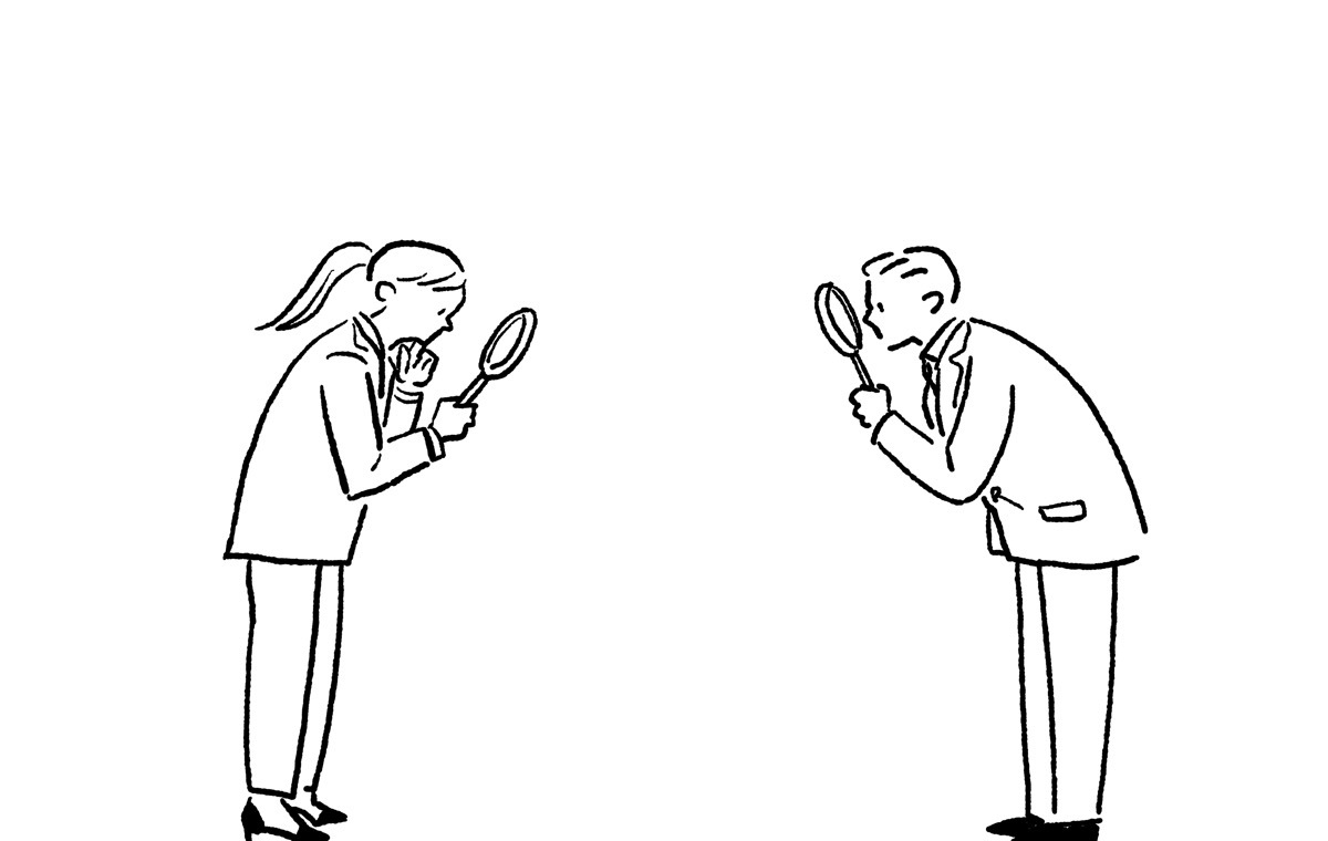 虫眼鏡のぞく男女