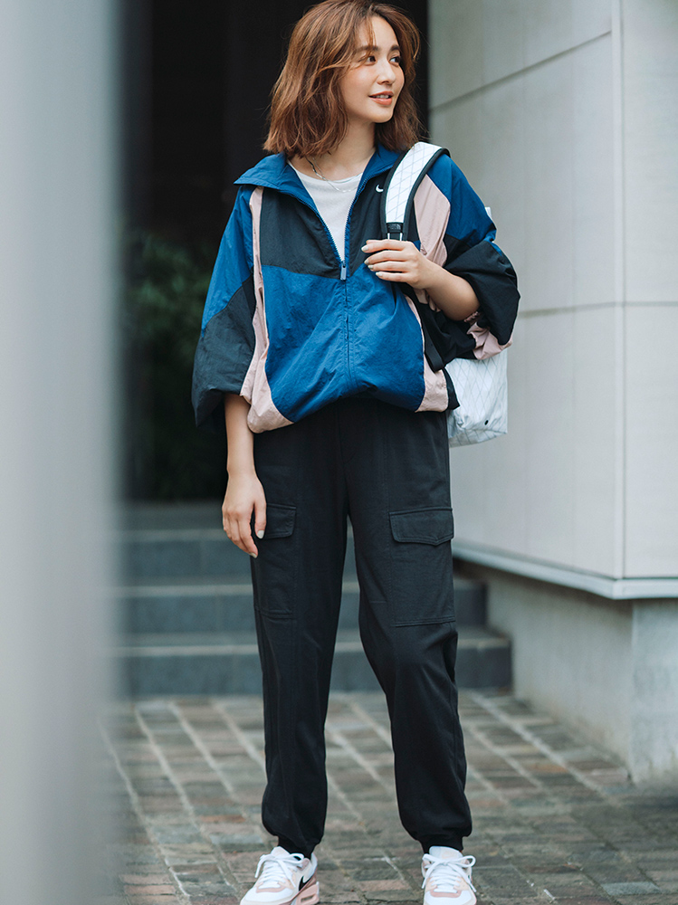 オーバーサイズトラックブルゾン×白カットソー×黒カーゴパンツ