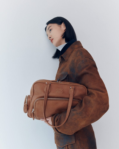 ポケット ナッパレザー トップハンドルバッグ　ブラウン着用イメージ