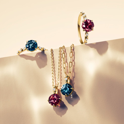 K18YG ロンドンブルートパーズ/ダイヤモンドチャーム¥59,400、リング¥137,500 K18YG ロードライトガーネット/ダイヤモンドチャーム¥66,000、リング¥148,500