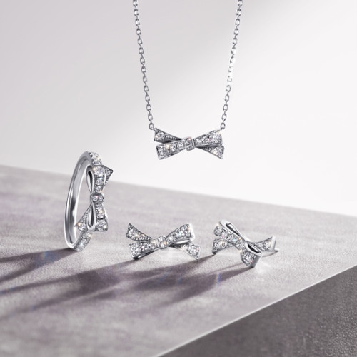 Pt950 ダイヤモンドネックレス¥198,000、ピアス¥286,000、リング¥275,000