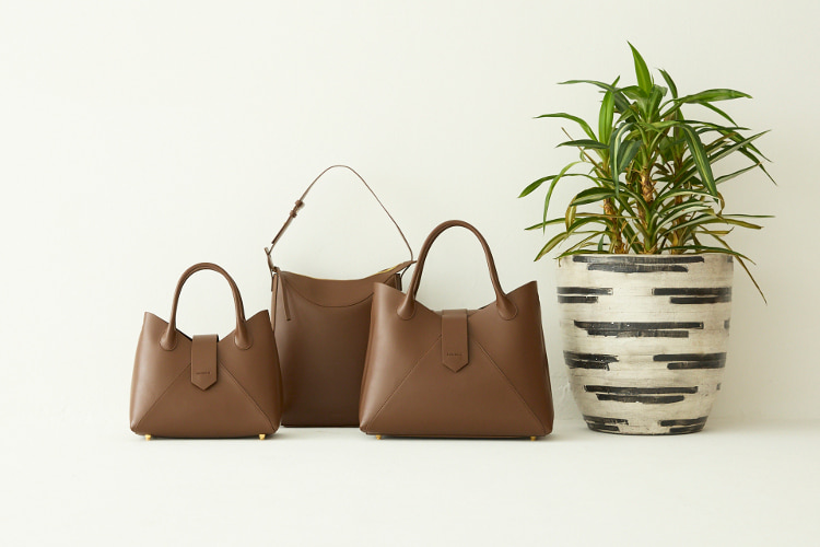 (左から)フェズハンドバッグ¥22,000、フェズタテナガショルダーバッグ¥26,400、フェズヨコナガA4バッグ¥31,900