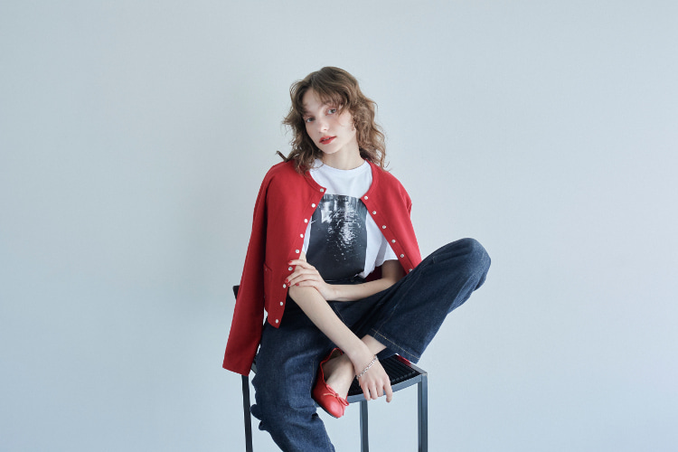 カーディガン、Tシャツ、デニムのコーディネート