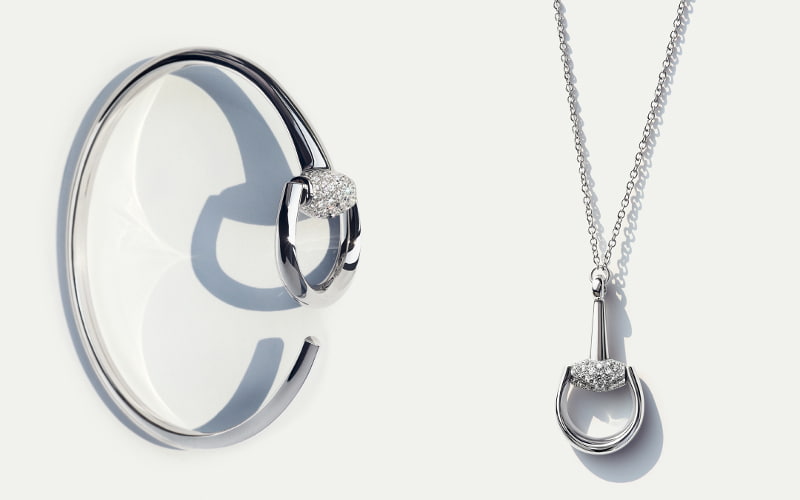 ホワイトゴールド バングルとネックレス