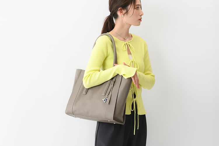 グルマンキーレザートート着用画像　オフィススタイル