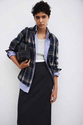 シャツ×タイトスカート