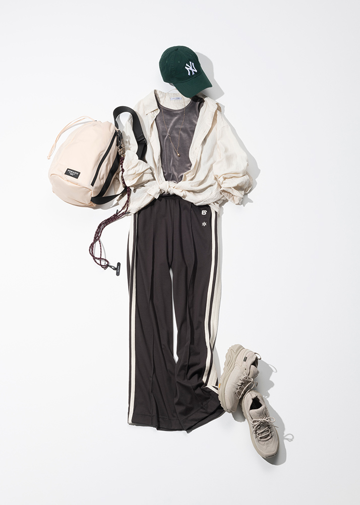 黒トラックパンツ×グレーベロアタンク×白ブルゾン