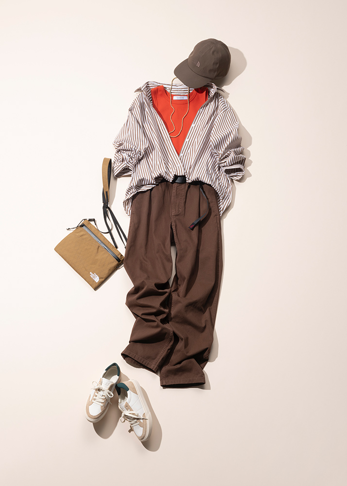 茶色パンツ×オレンジタンクトップ×ストライプ柄シャツ