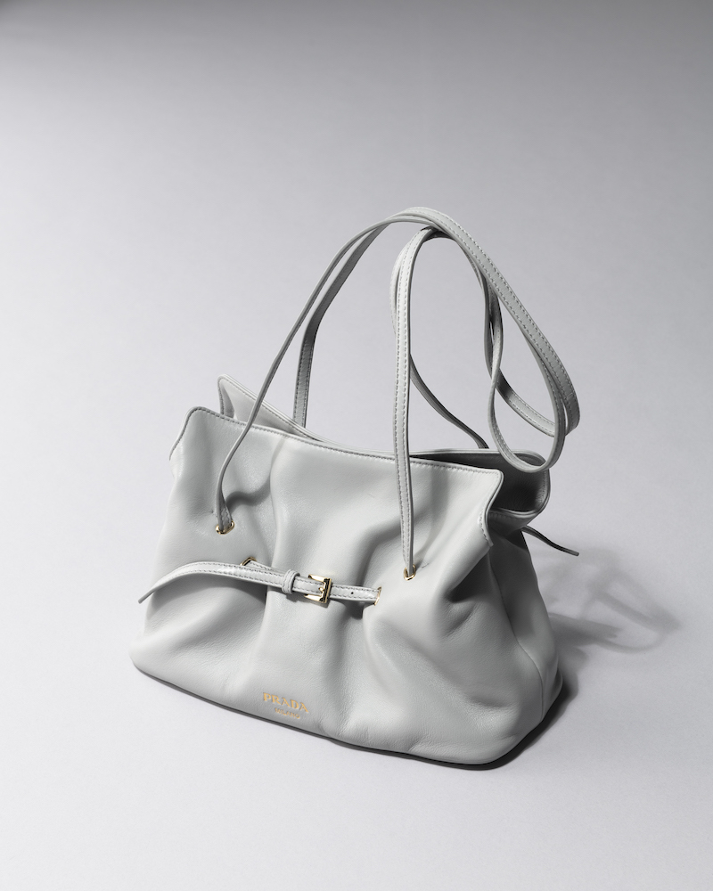 【プラダ】クシュッとしたタックがフェミニンな「ダダ スモール ナッパレザー バッグ」