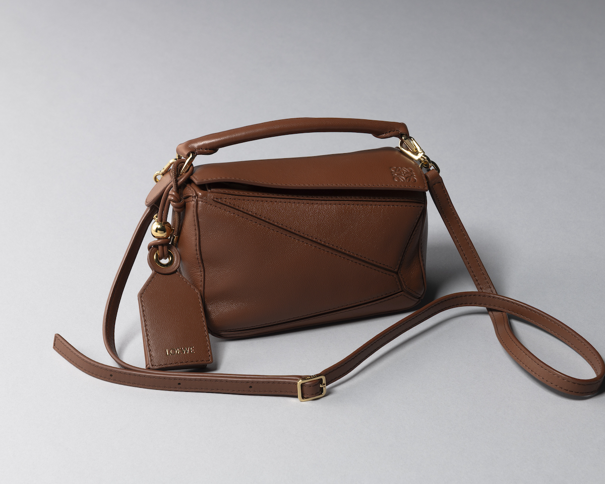 【ロエベ】幾何学的なデザインとスクエアフォルムが特徴的な「フェザーライト パズルバッグ ミニ」