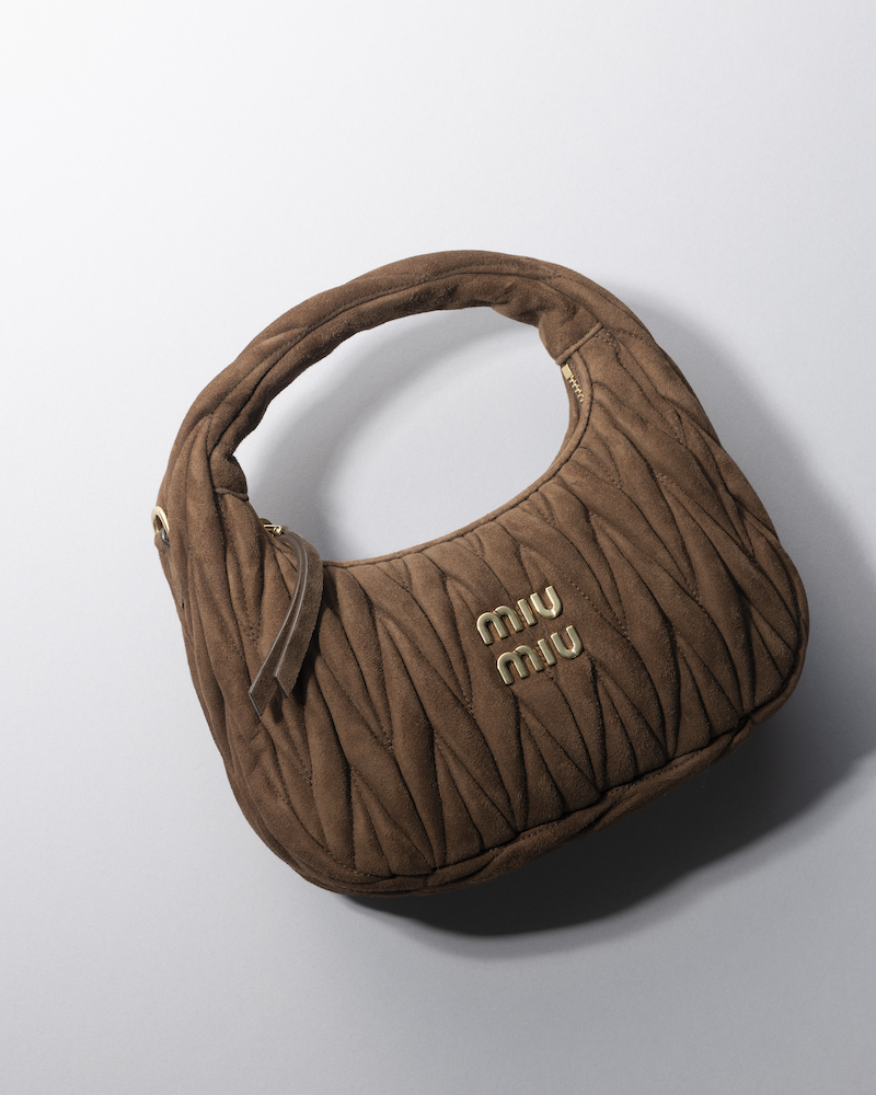 【ミュウミュウ】温もりのあるスエード素材の「ワンダー マテラッセスエード バッグ」