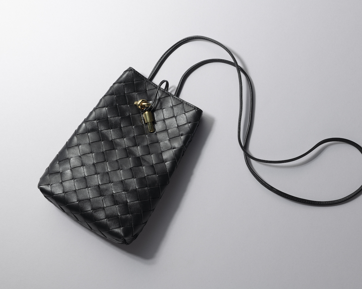 【ボッテガ・ヴェネタ】ブラックレザーにゴールド金具がアクセントを効かせる「イントレチャート ポーチ」