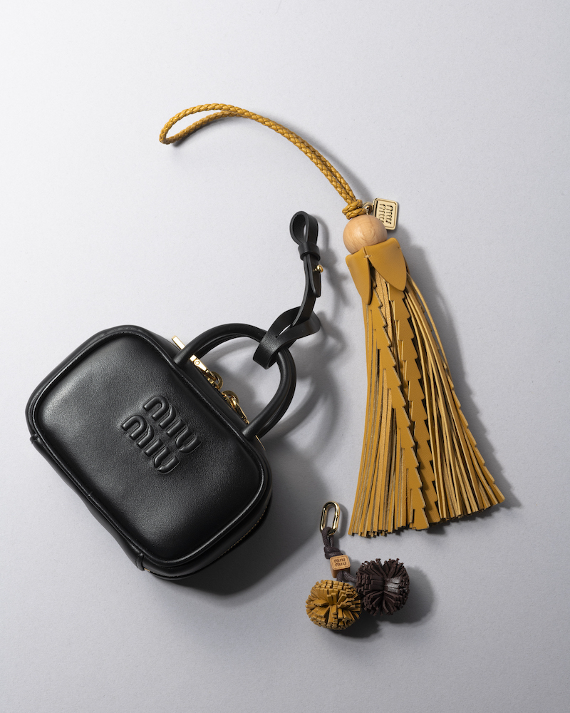 【ミュウミュウ】チャームを自由に組み合わせて上品さの中に遊び心を！