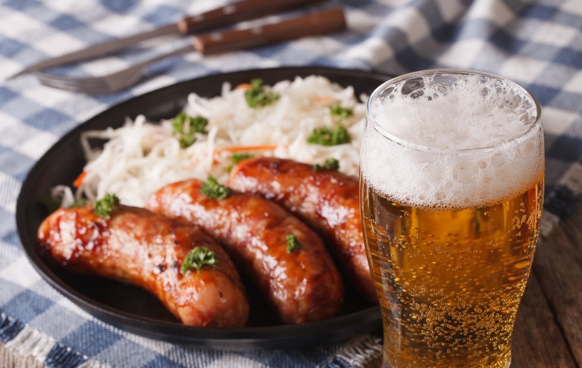 焼けたソーセージとビールの写真