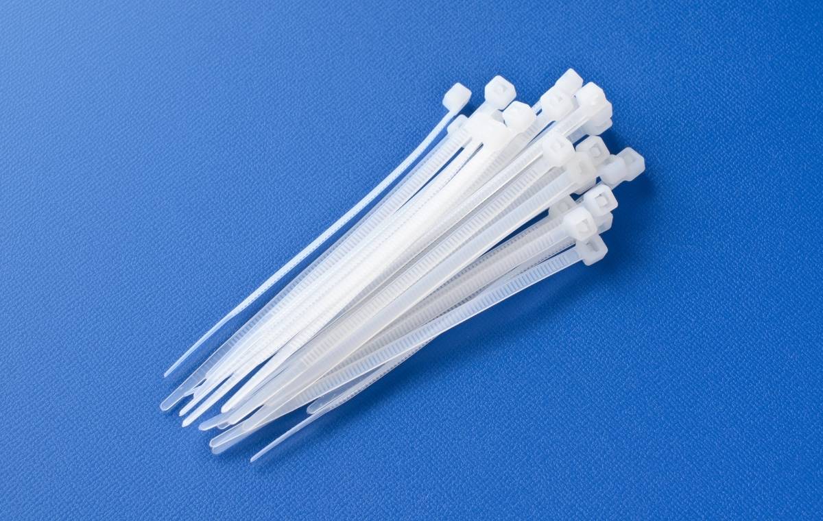 結ぶ前の結束バンドの写真