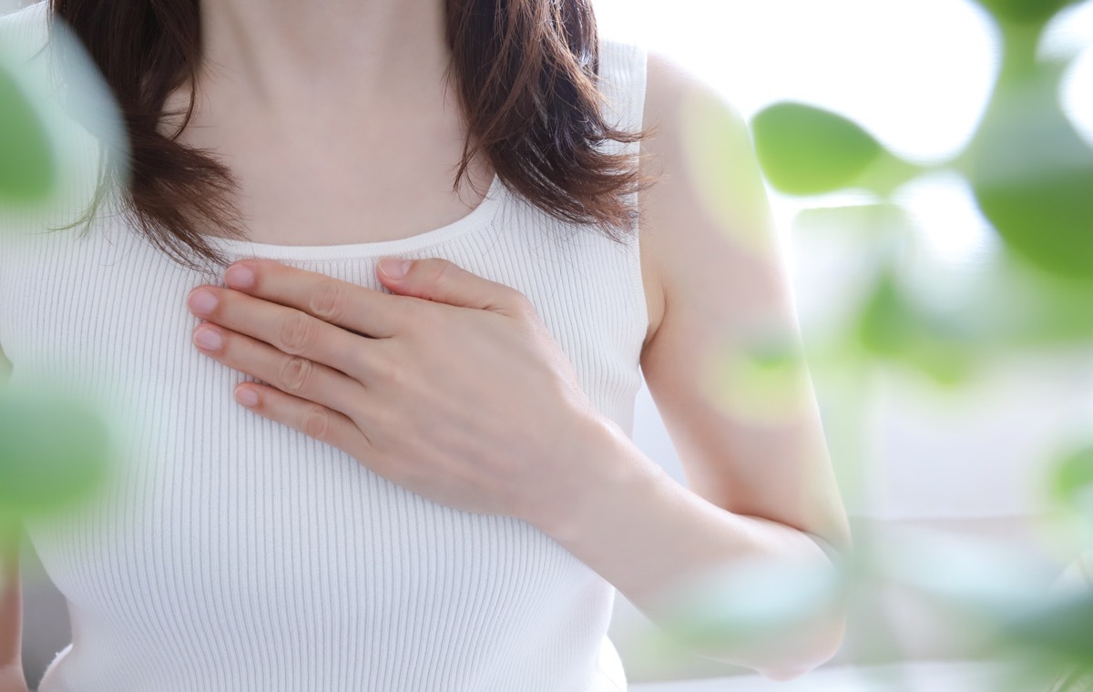 胸に手を押さえる女性