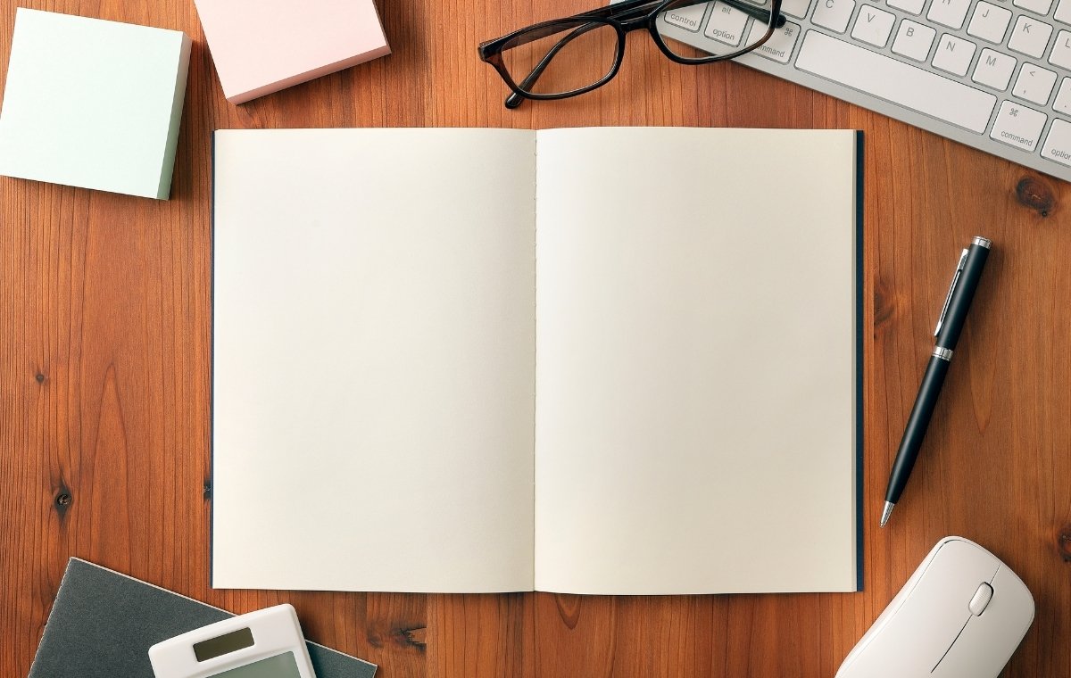 開かれたノートの写真
