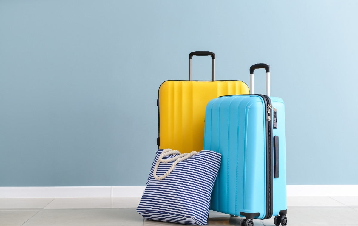 スーツケースふたつと大きな旅行鞄の写真