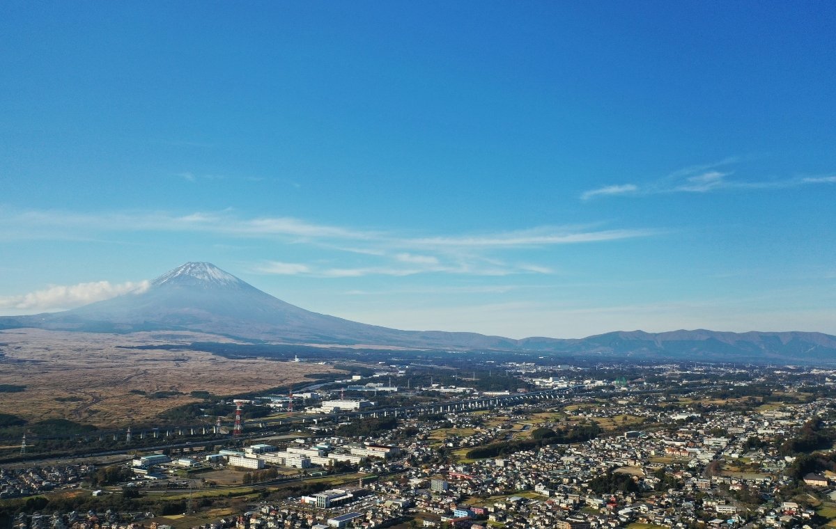 裾野市上空から撮影した風景。富士山も写っている