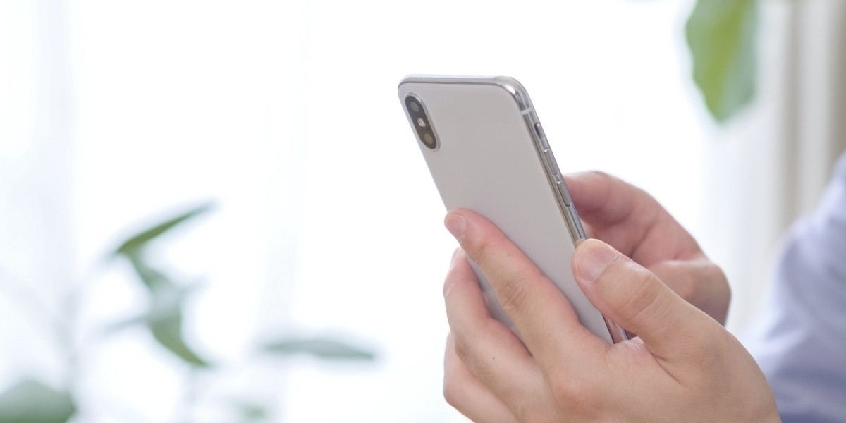 スマホを操作する手元の写真