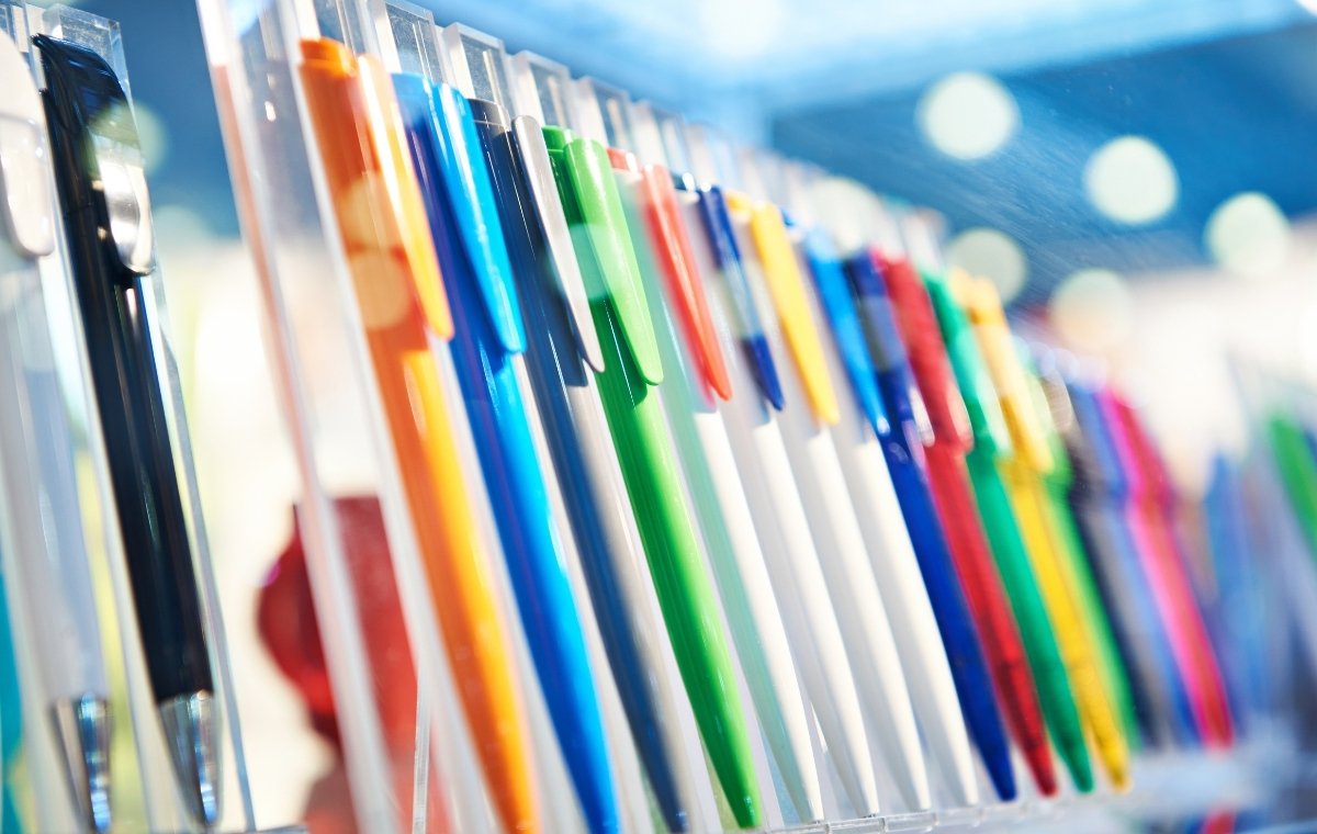 カラフルなクリップ付きボールペンが並んでいる写真