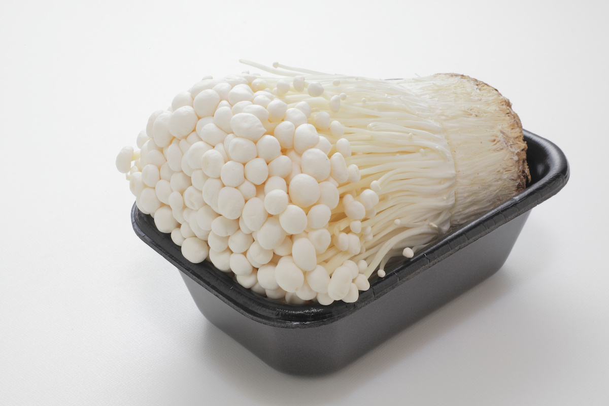 パックに入ったえのきだけの写真