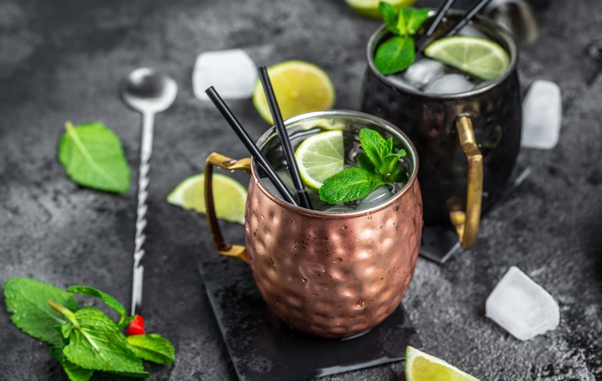 銅製のマグカップに入ったモスコミュールの写真