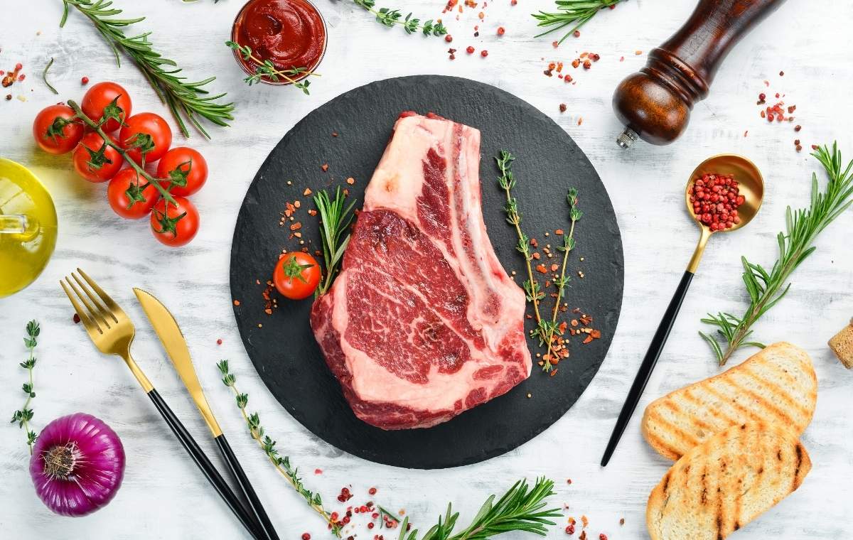 ステーキ肉や野菜の写真