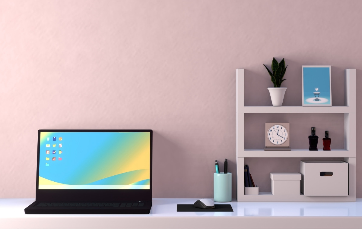 ノートパソコンが置かれた机の写真