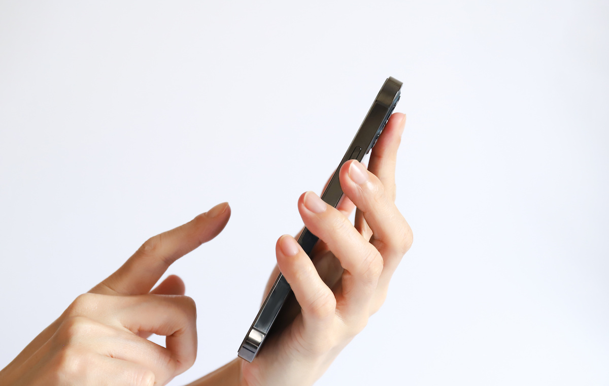 スマホを操作する手元