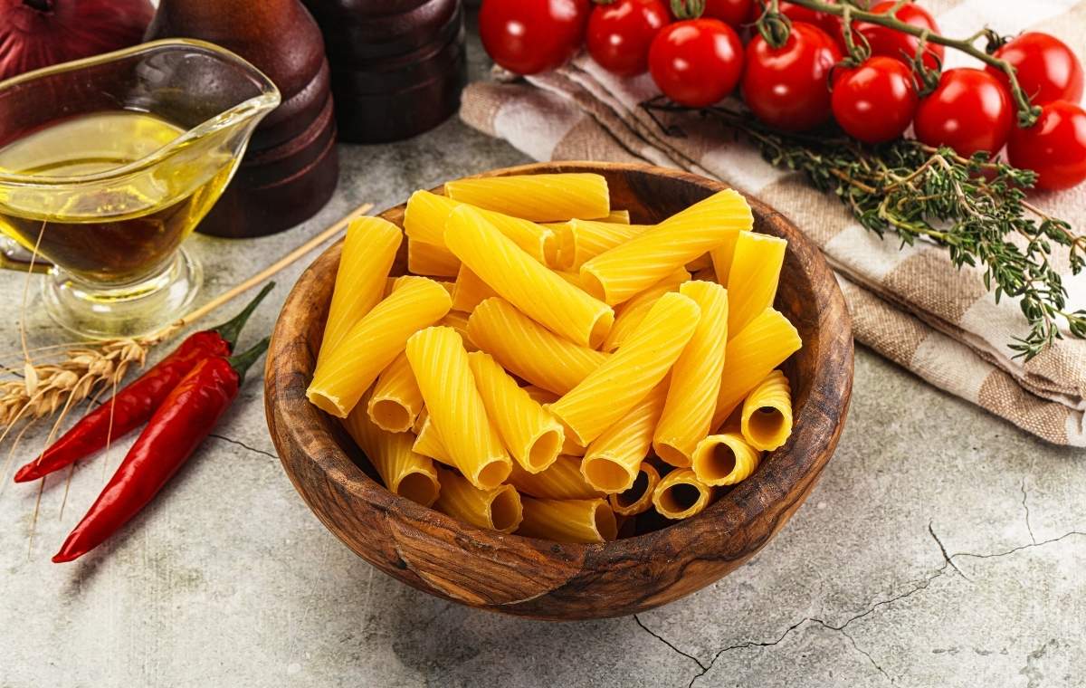 器に盛られた乾燥マカロニの写真
