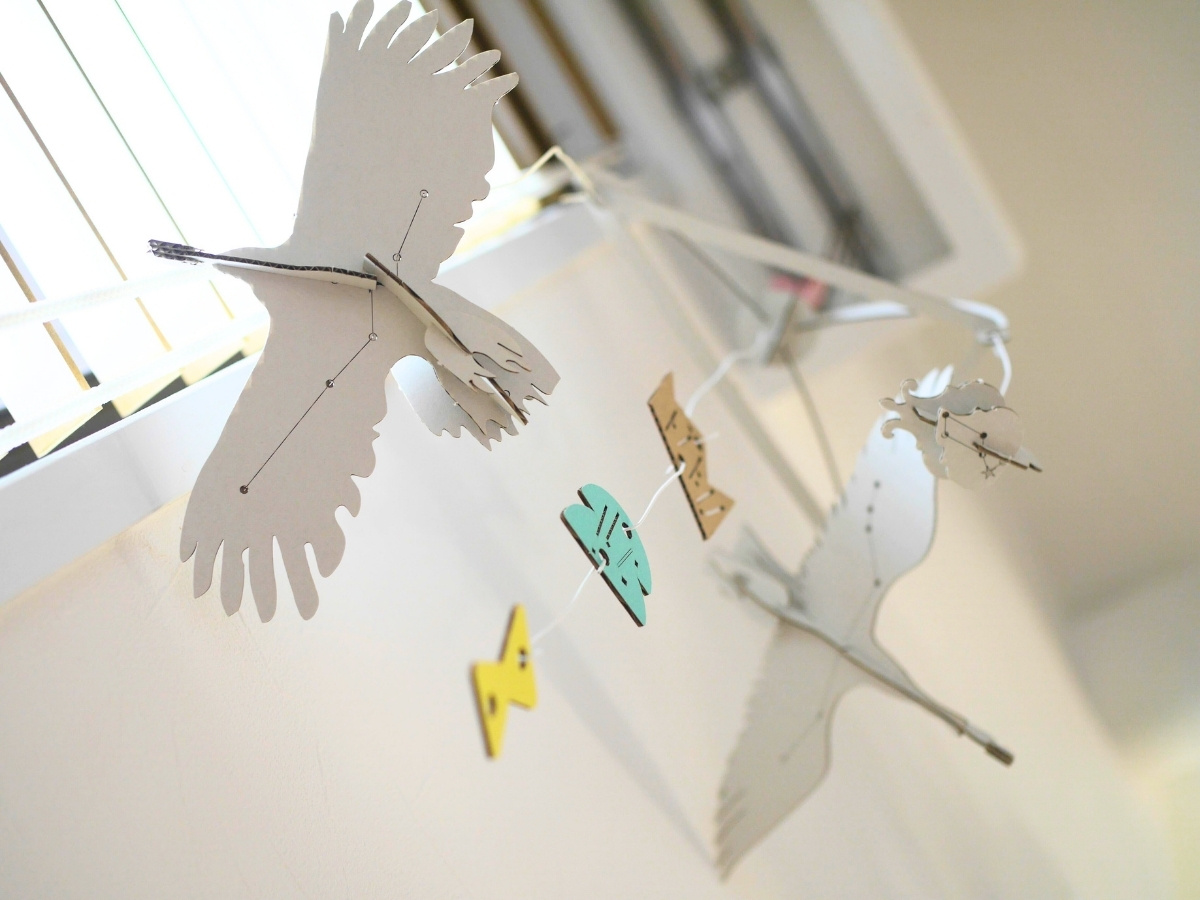 飾ったモビールを下から撮影した写真