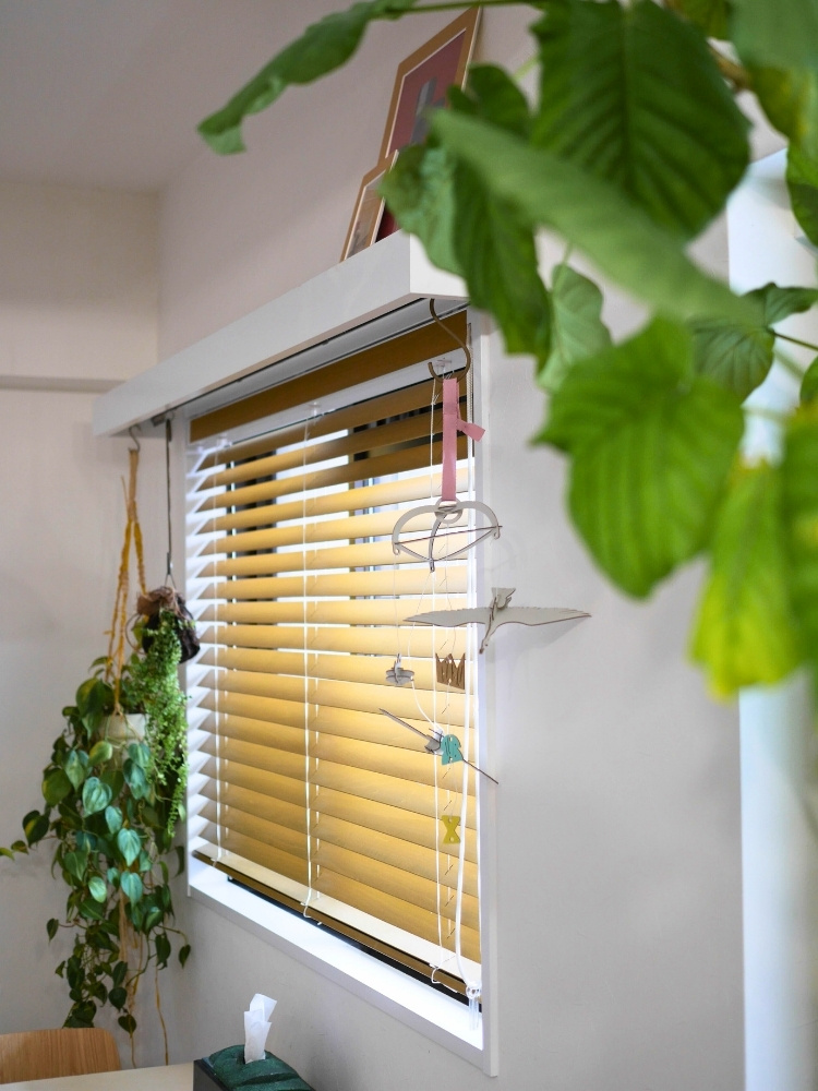 モビールが部屋の窓に飾られている写真