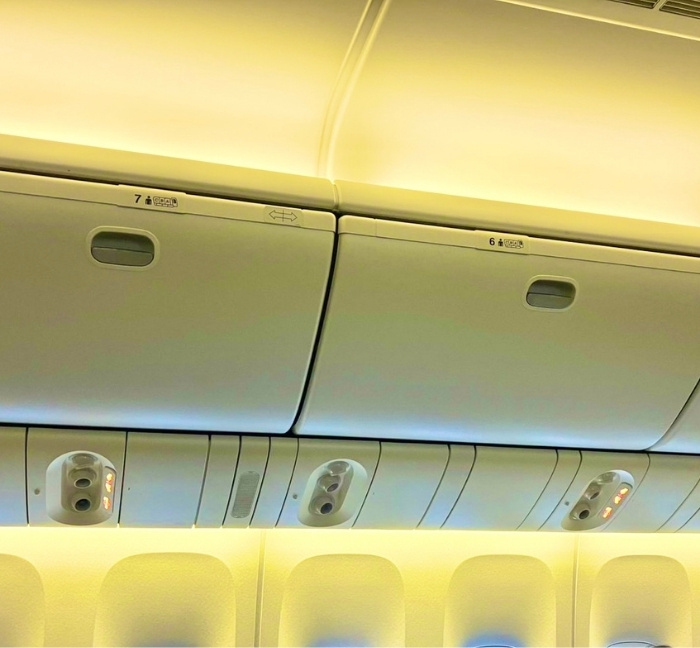 飛行機の上の棚の写真