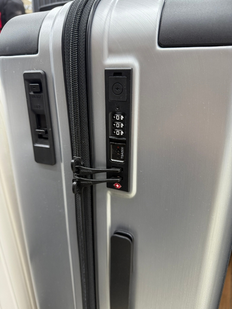 スーツケースのロック部分の写真