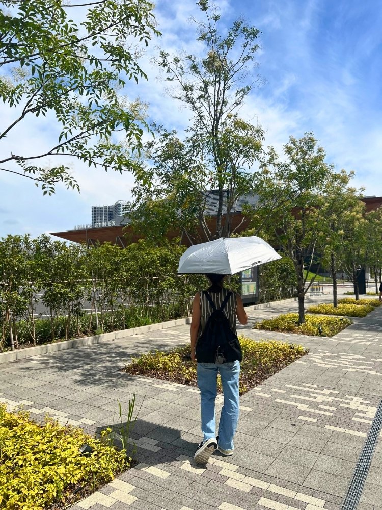 日傘をさした小野さんの後姿の写真