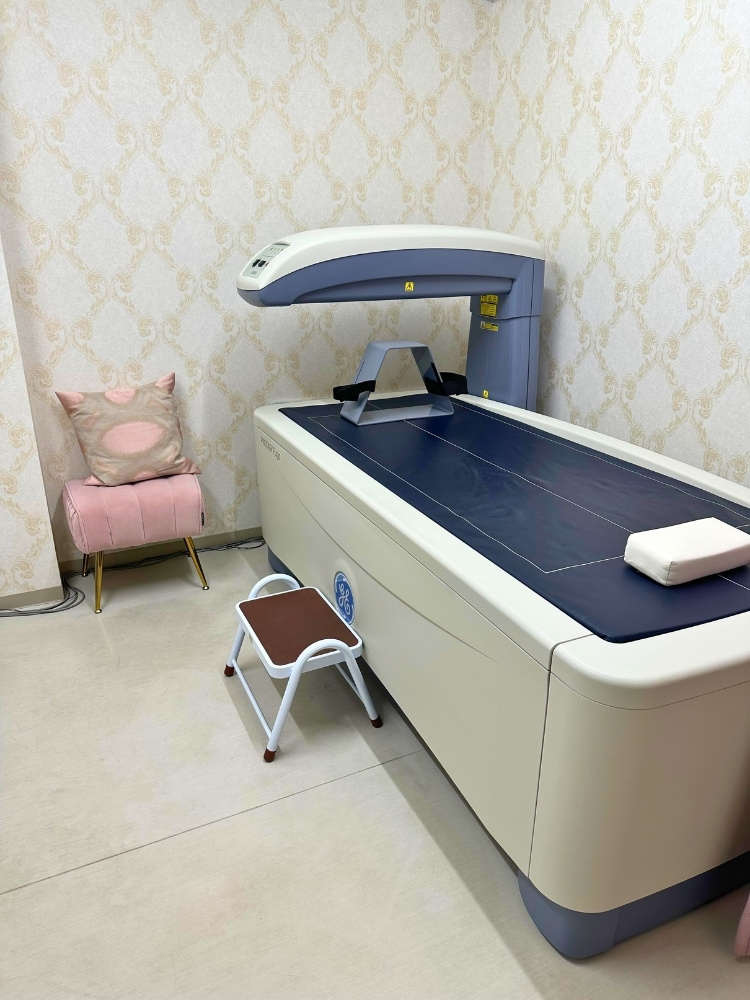クリニック内の骨密度測定装置の写真