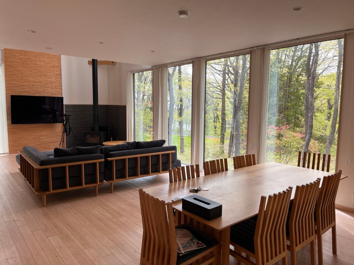 コテージ内のリビングの写真