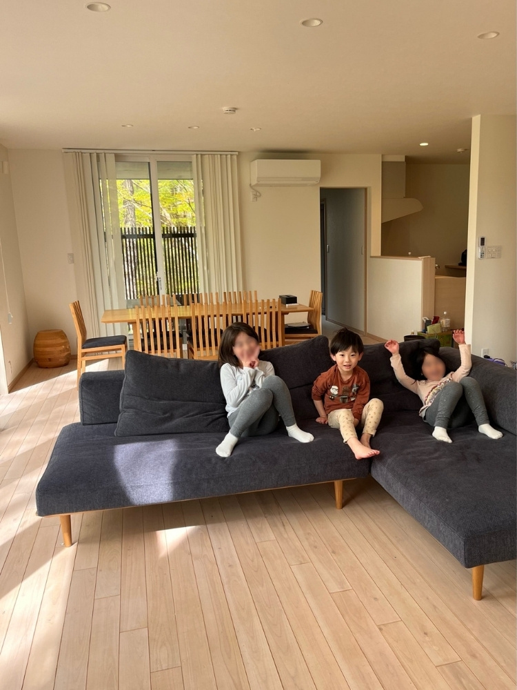 リビングで楽しそうにくつろぐ子供たちの写真