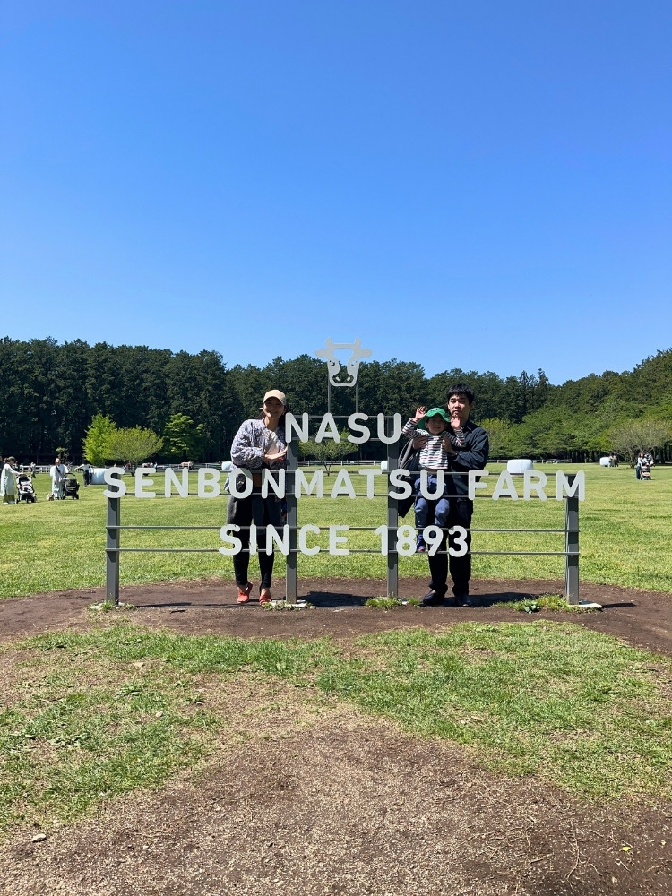 牧場の入り口で撮影された家族写真