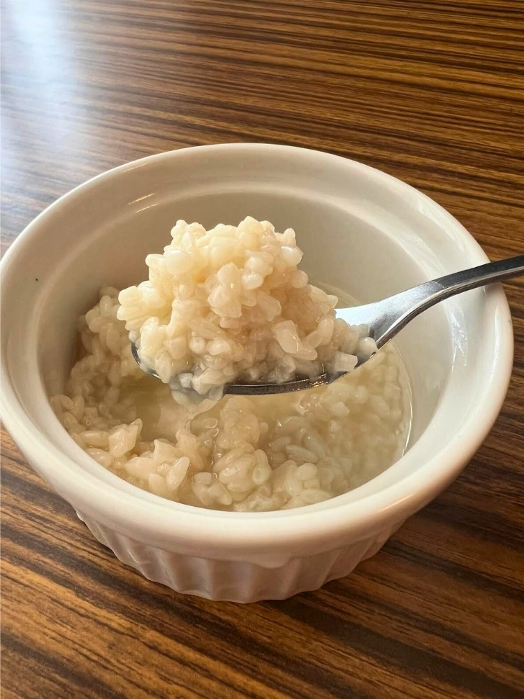 スプーンで麹をすくっている写真