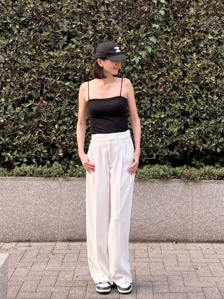 黒キャミソール×白パンツの写真
