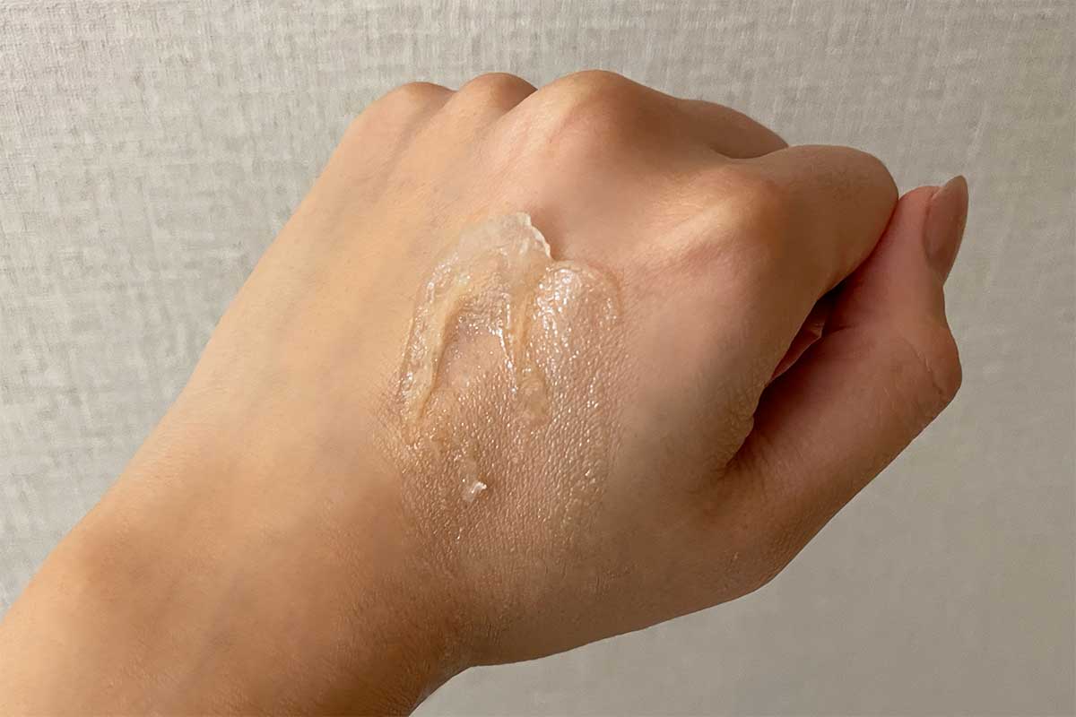 手の甲にヘアバームをのせている