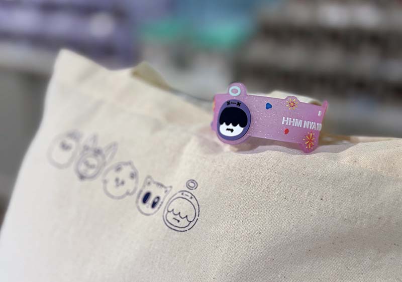 PPULBATUのラバーバンドをつけたバッグ