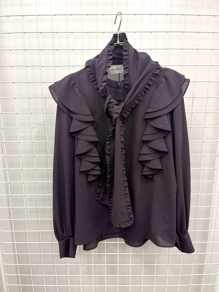 “オブリオ”のボウタイつきブラウス