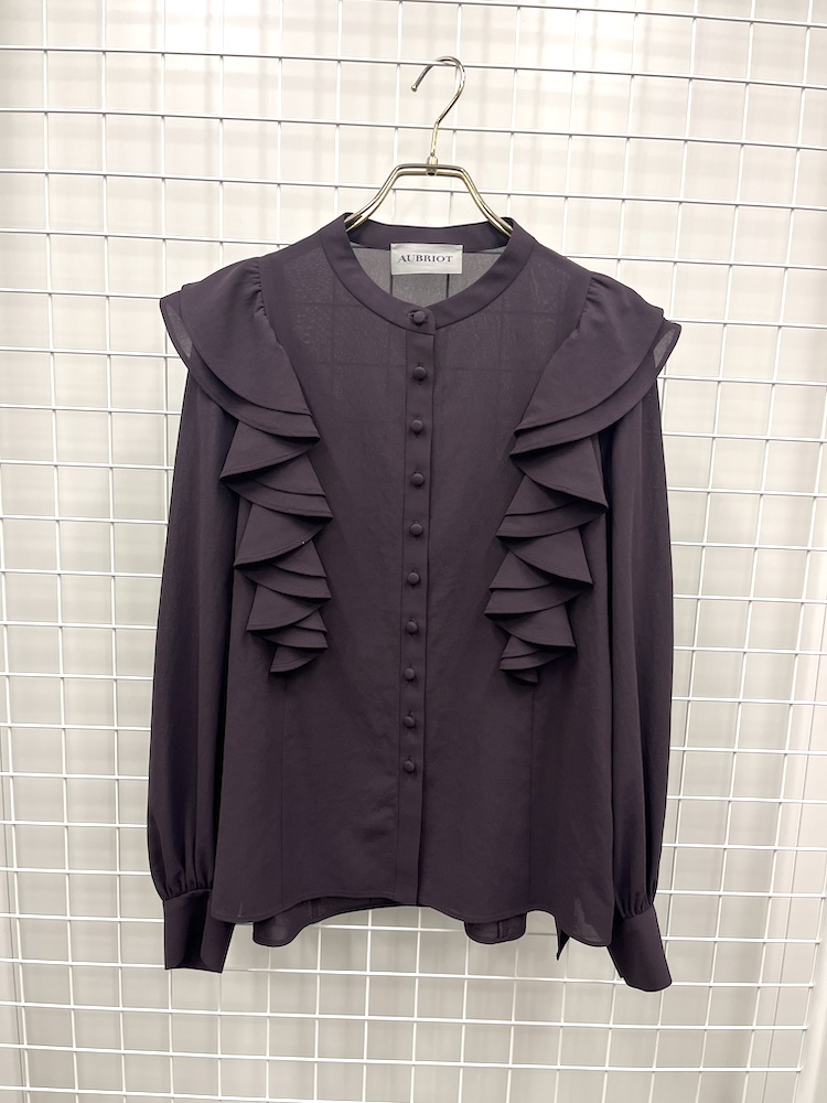 ボウタイを取ると首まわりに抜け感が生まれすっきりした印象に